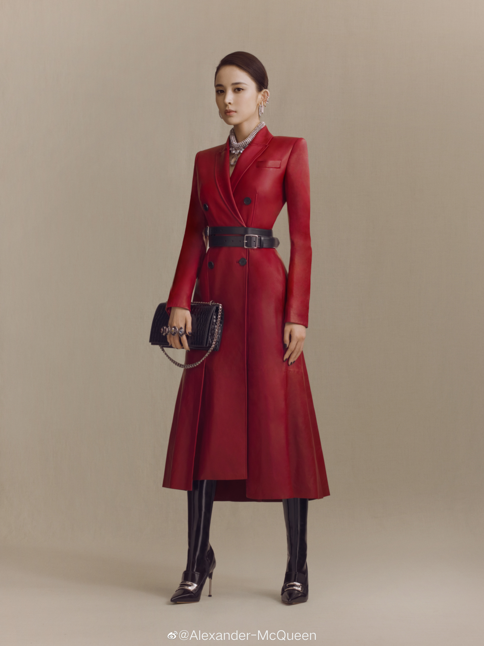 27岁娜扎美到掉渣,身材吊带连衣裙穿搭,优雅大气又减龄