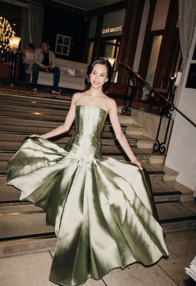 水原希子亮相悲惨世界首映一袭绿裙优雅高贵