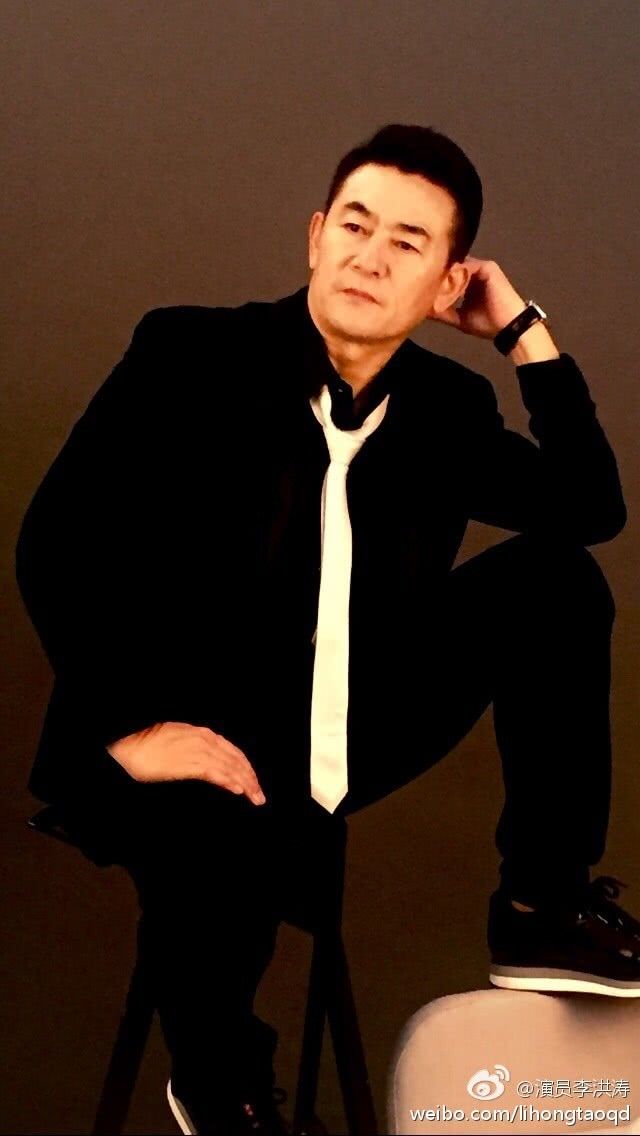 如今的李洪涛也已经55岁了,但看上去是越来越显年轻了,也越老越帅气越