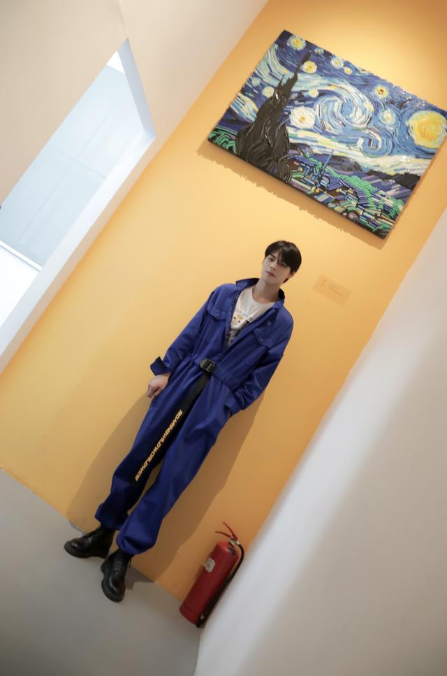 张艺东观看黄雅莉"借光计划"展出,感受艺术的魅力