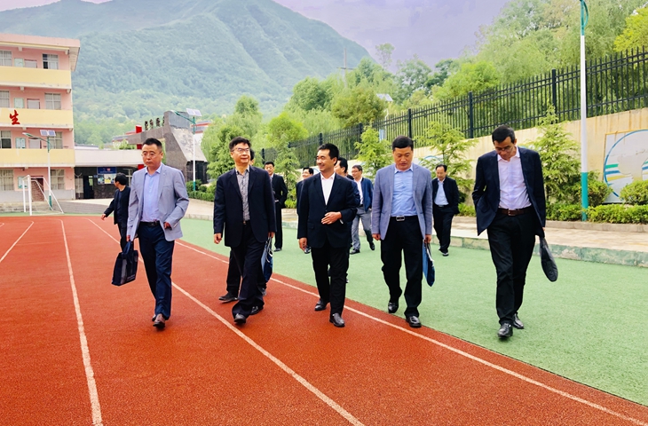 我县茅坪初级中学接受"陕西省实施素质教育优秀学校 评估验收