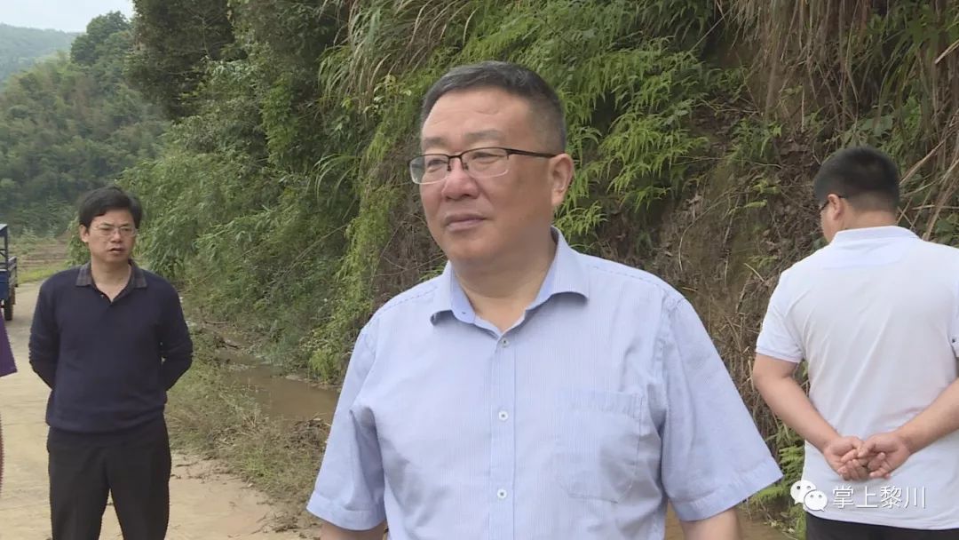 副县长张春明察看中田乡农村公路水毁受灾情况