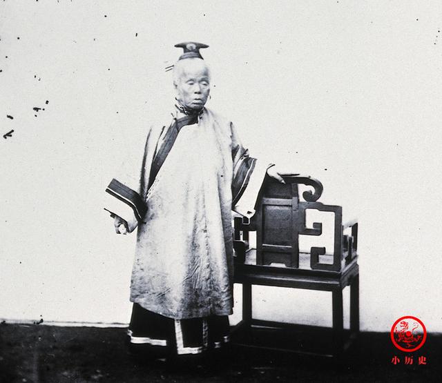 老照片:晚清身穿"马面裙"的贵妇