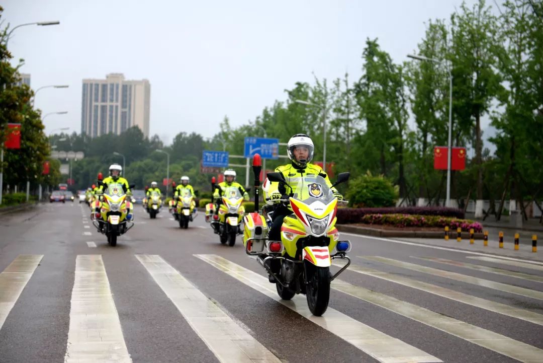 帅万州渝警骁骑新型勤务模式亮相街头执勤巡逻提升群众安全感