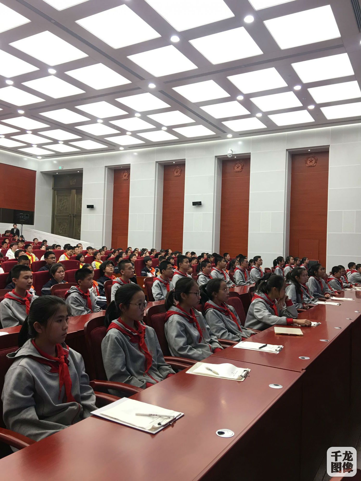北京市芳星园中学师生走进中国人民革命军事博物馆.图为活动现场.