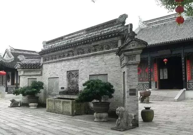 影壁出现在众多古代宫殿,寺庙,园林及民宅建筑中,由于设计精巧,凸显