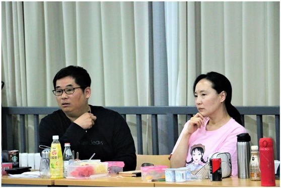 陈铭章导演(左),导演孔令美(右)演出结束后,曾指导了《杜拉拉升职记》