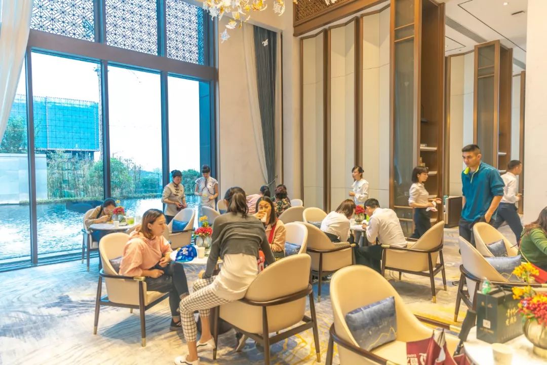 售楼部内就已人山人海早上九点开始的活动,8时许来宾们即陆续到场