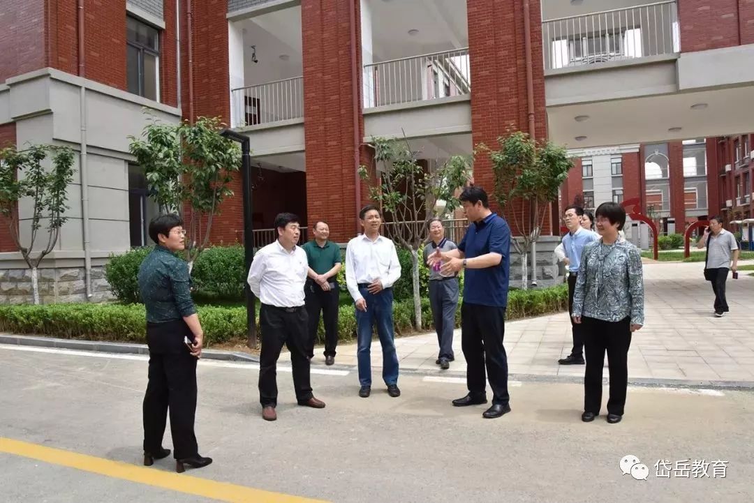 18日上午,山东省教育电视台台长邢顺峰,山东省电教馆馆长王书勤,山东