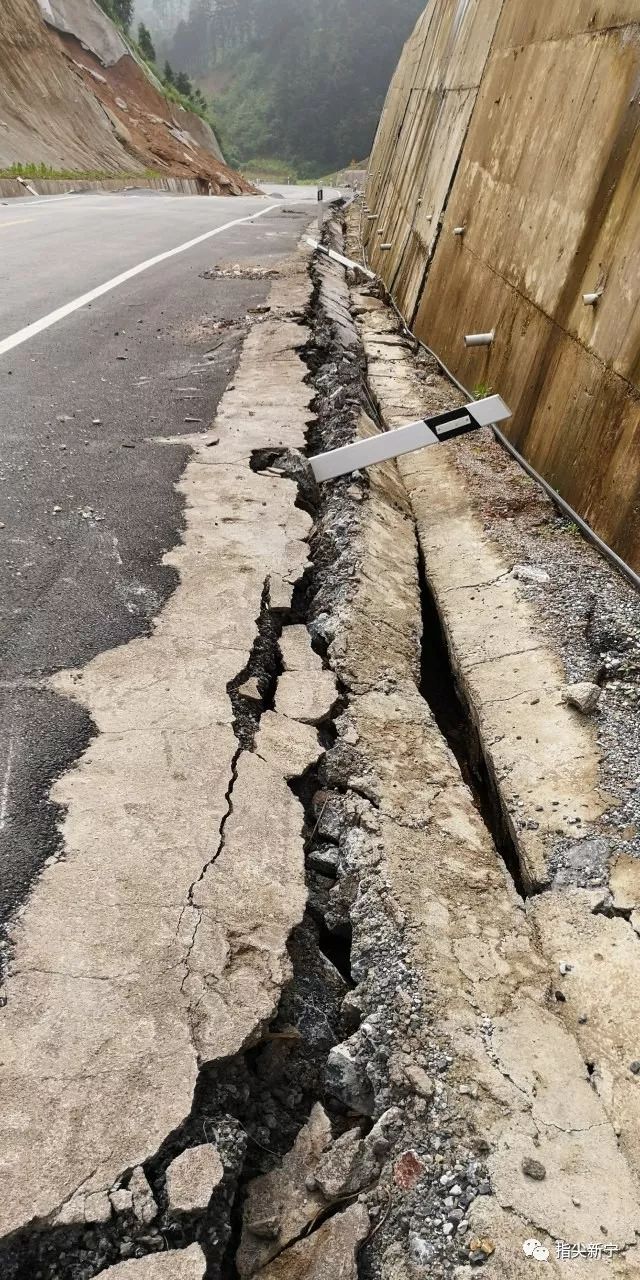 新寧崀山這段路山體滑坡路面嚴重彎曲開裂觸目驚心