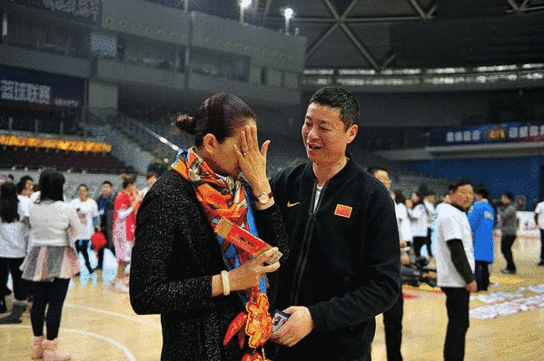 55岁女篮铁娘子教练:她曾是郑海霞队友,与儿子同为八一效力!_展淑萍