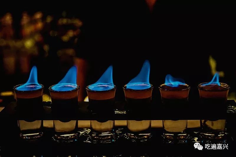 中山路上"找不到"的"黑盒子"小酒吧,自带180°全景露台,女士去喝酒不