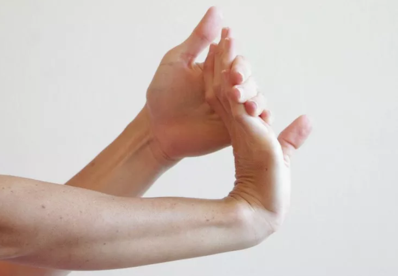 邱源老师练瑜伽手腕疼10个灵活手腕的练习要常练