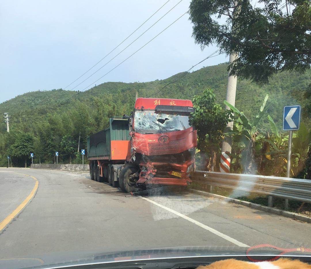 揭西五云径下发生车祸,车头凹陷司机被卡,消防官兵到场施救!