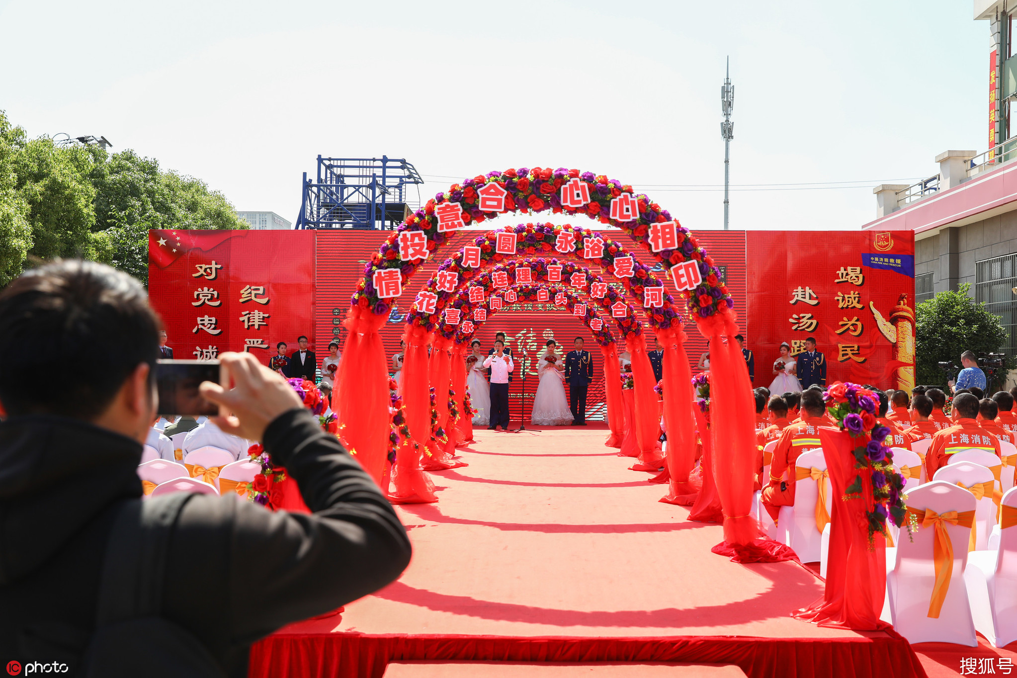 520火焰蓝配白婚纱 上海八位消防员举行集体婚礼