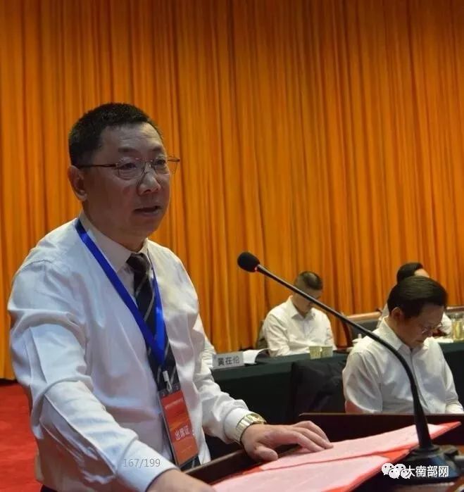 会上,县委副书记朱仕友宣读了表彰决定,县四大班子主要领导向受表彰的