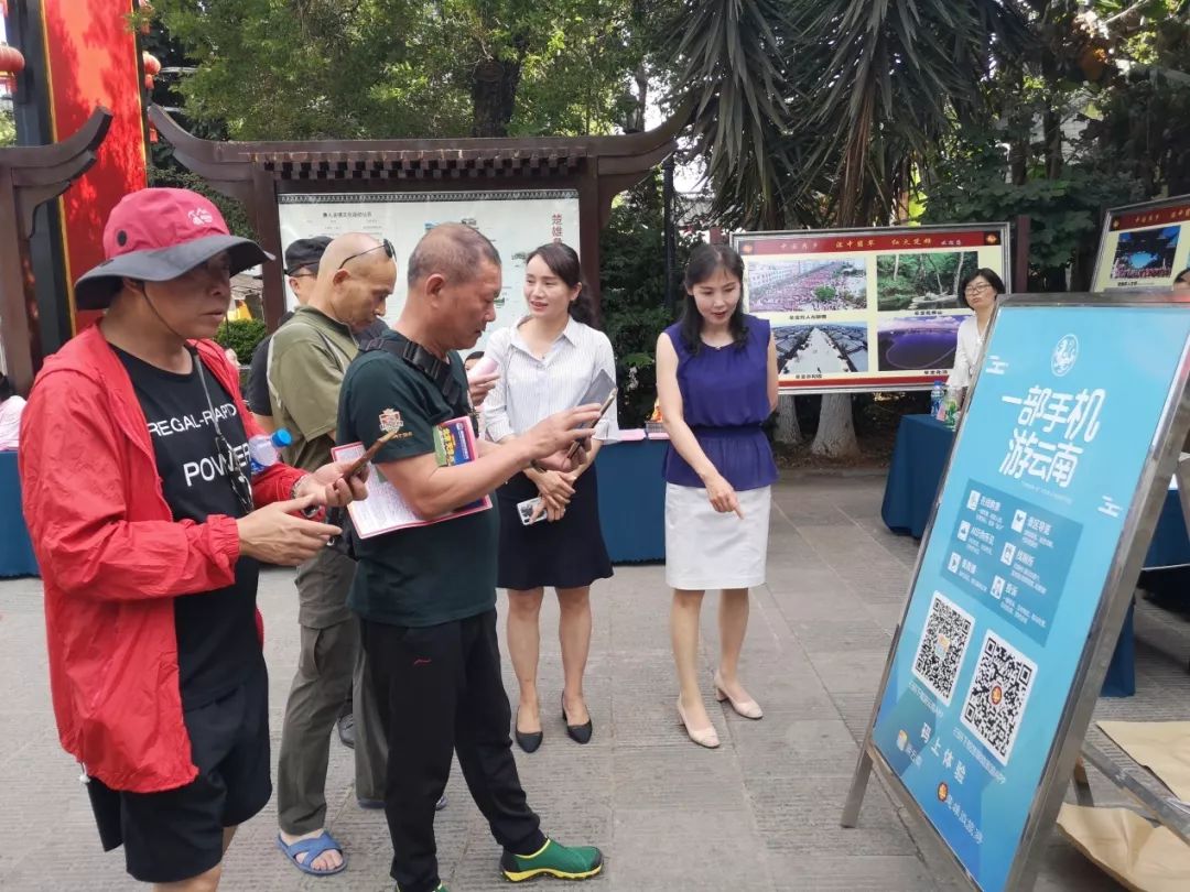 楚雄州文化和旅游局局长戴凤玲来到活动现场,亲切地向广大游客朋友们