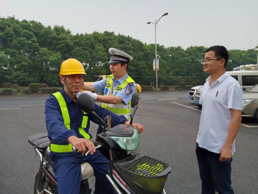 广大电动车驾驶人在驾驶电动车时,一定要正确佩戴安全头盔