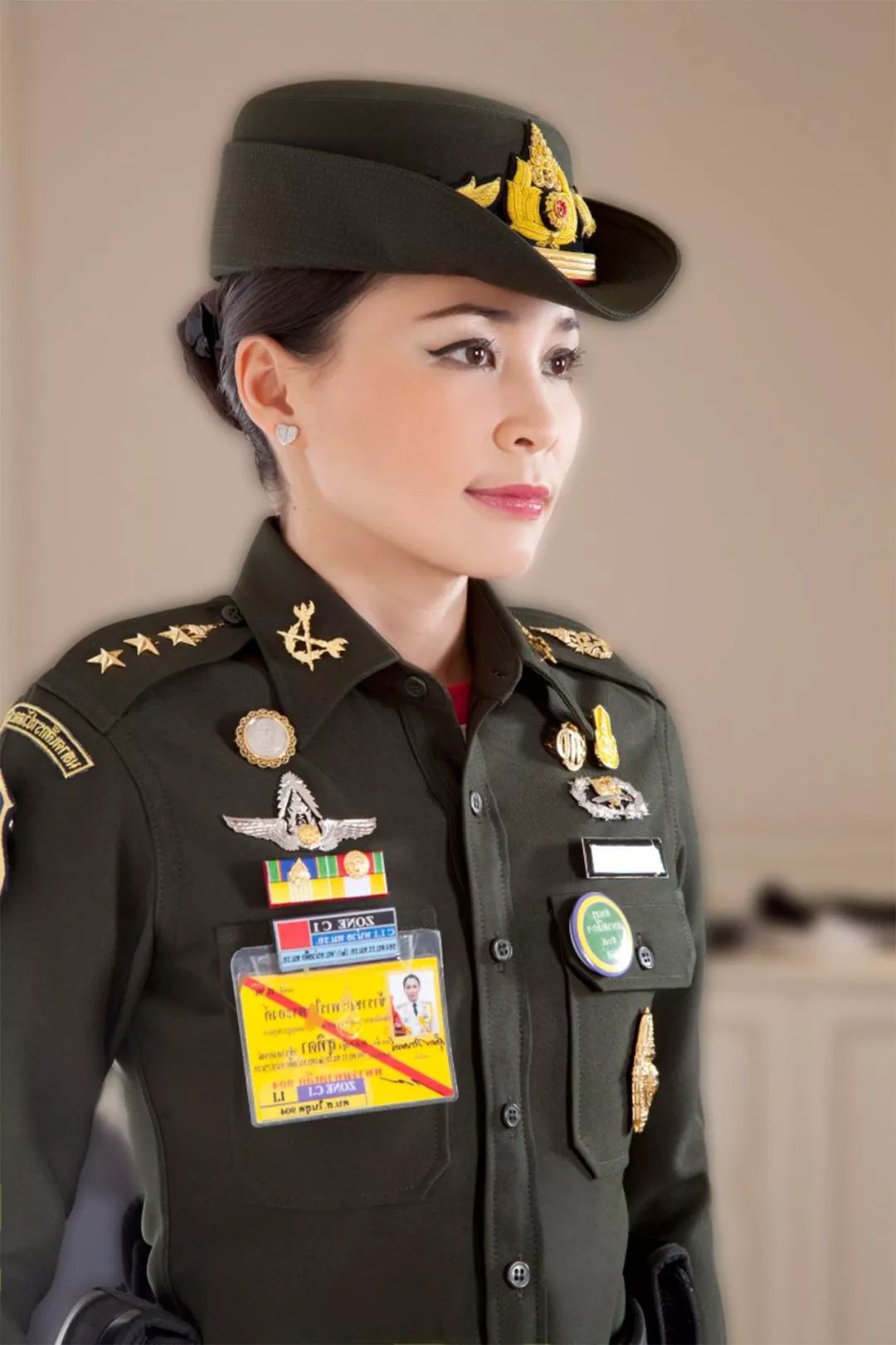 泰国新王后为41岁生日预热,拍摄秀气写真,低扎马尾像邻家女孩