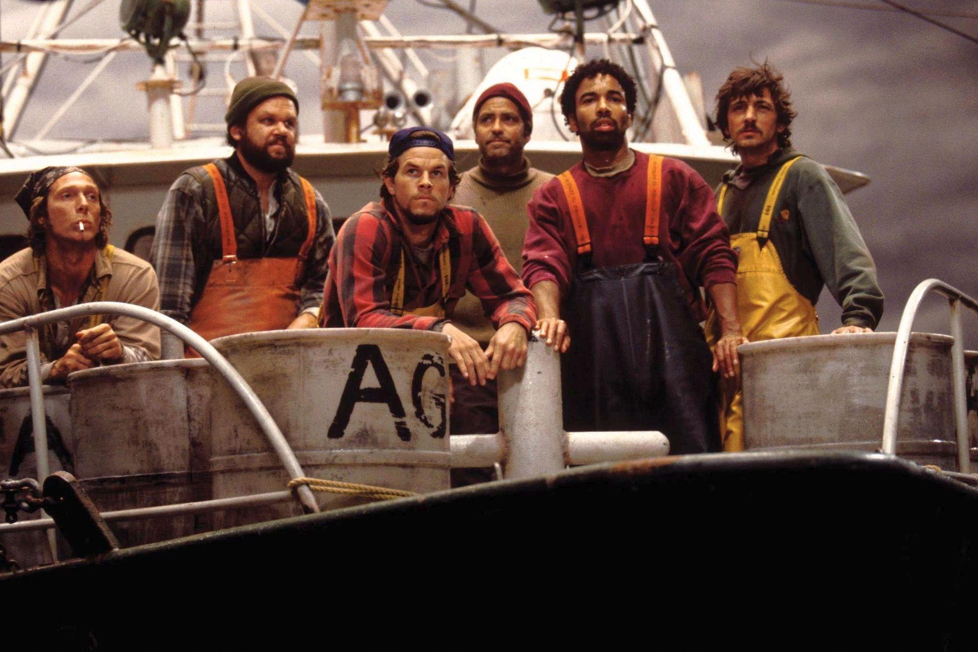 完美风暴巨浪来袭,捕鱼船只遭遇困难,就连救援直升机也难逃一劫