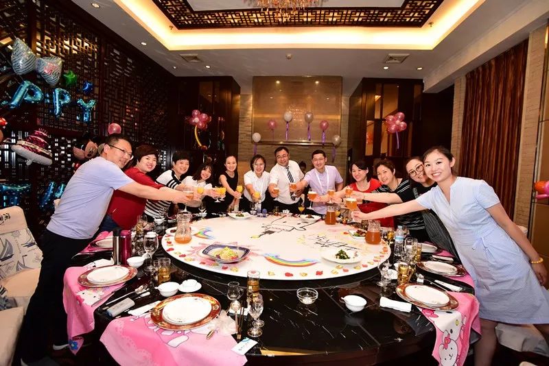 7亿,36宴主题宴会1万场次,日均30场,私人定制30%,当餐转化8千桌.