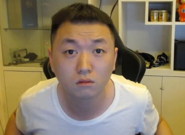 虎牙一姐miss生日药水哥送大手笔礼物粉丝起哄