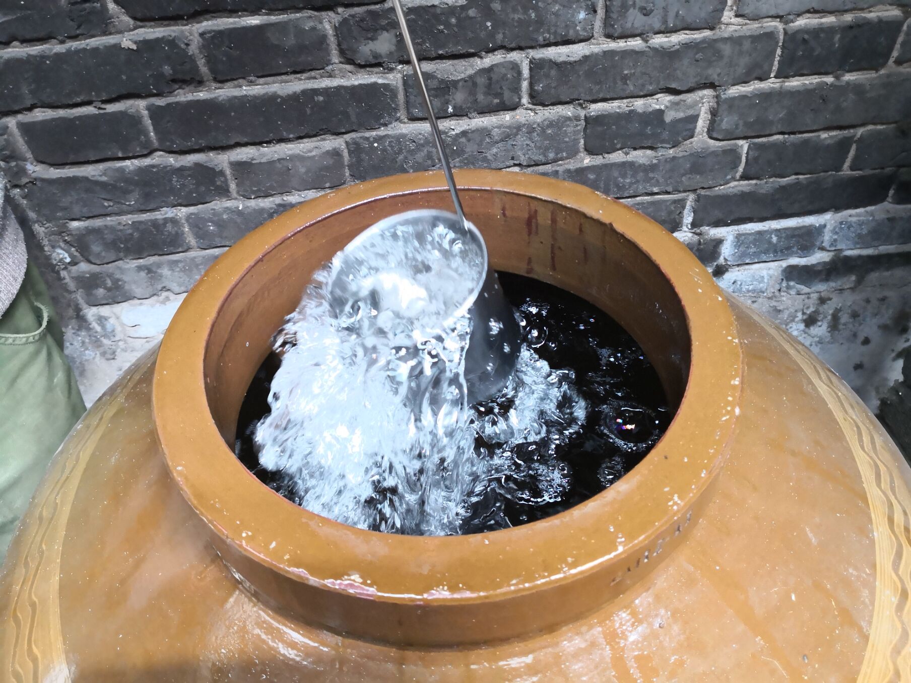 正阳一村民传承古法酿造技艺 做出醇香吊酒_吴太平