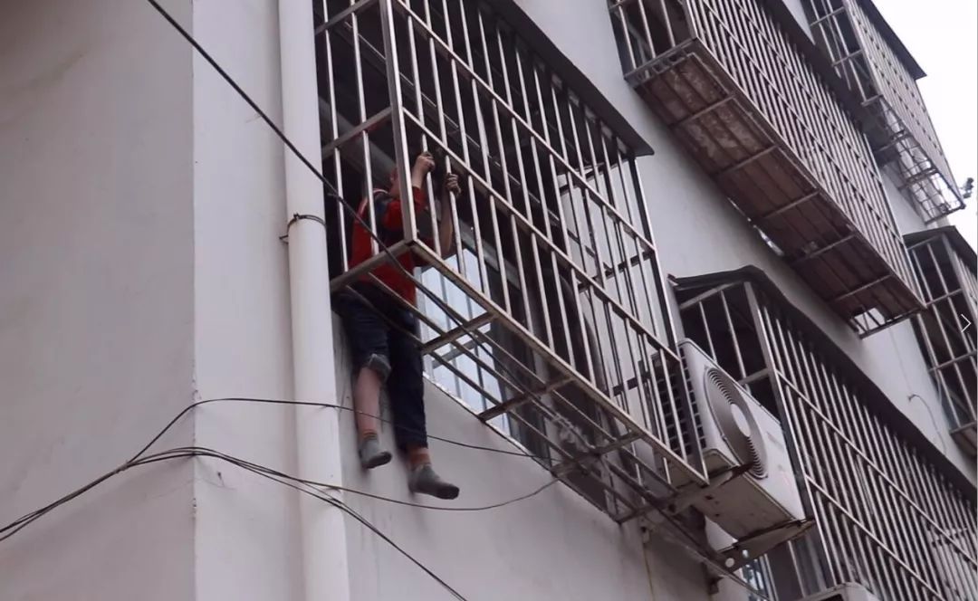太吓人了南阳一男童被卡阳台护栏