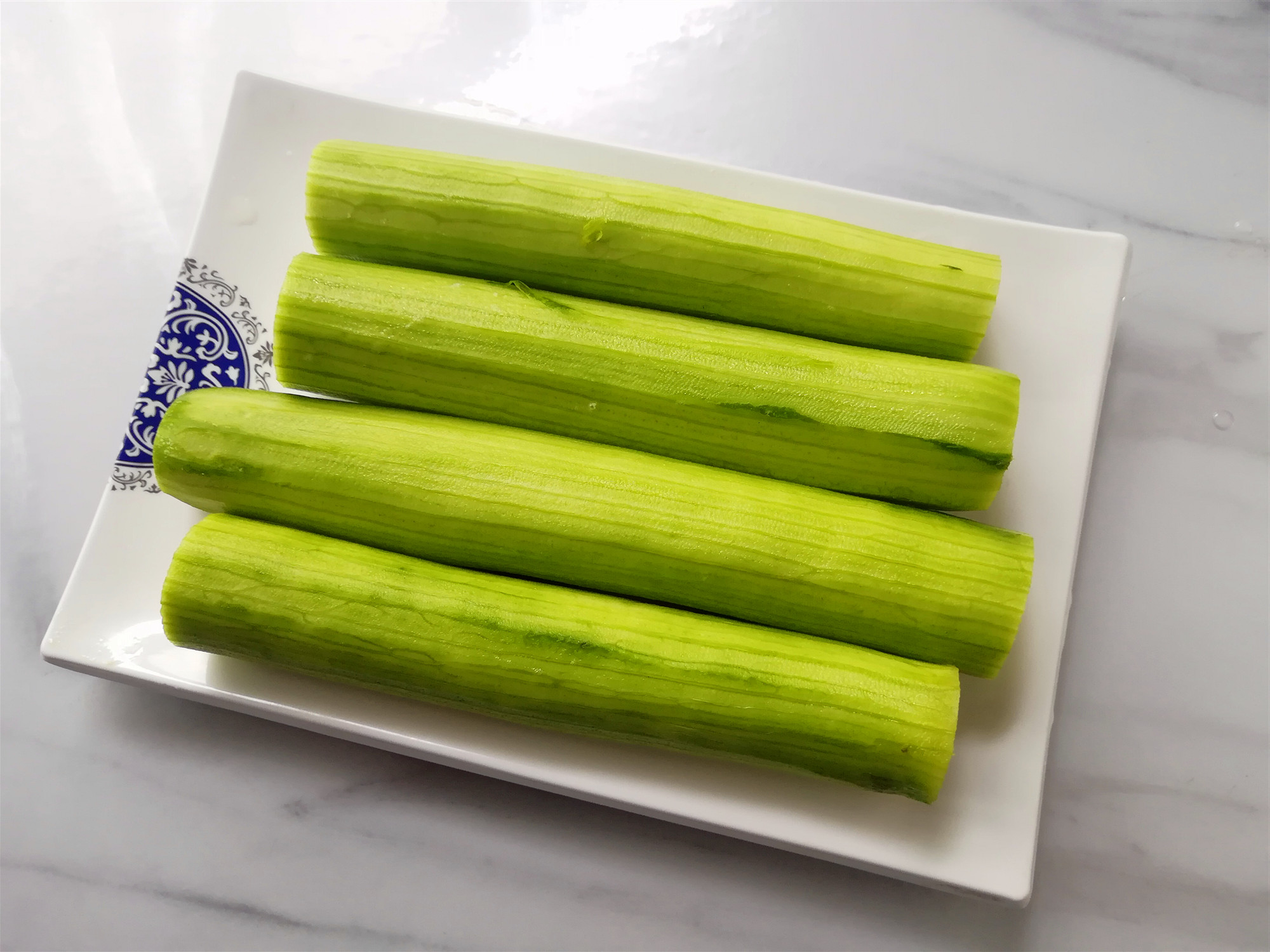 将丝瓜刮去外皮,不要去太多,留有薄薄青绿色,用清水洗净,切去头尾.