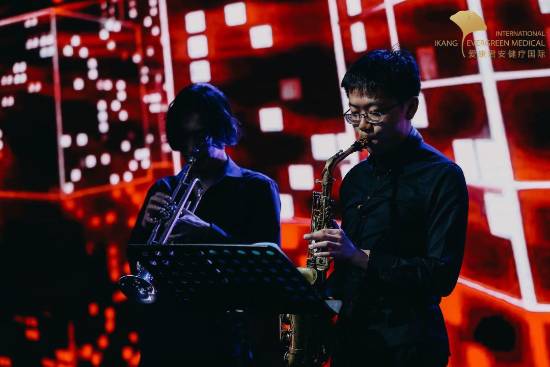 歌手nicole与乐队另一位歌手洁子,充满磁性的声音,宛如天籁之声,让