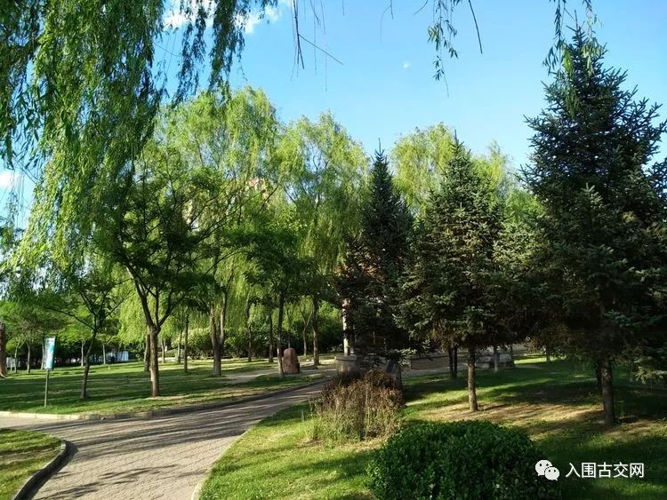 公园一角万里碧空漂浮着朵朵白云古交大川河好美的景发布正能量信息