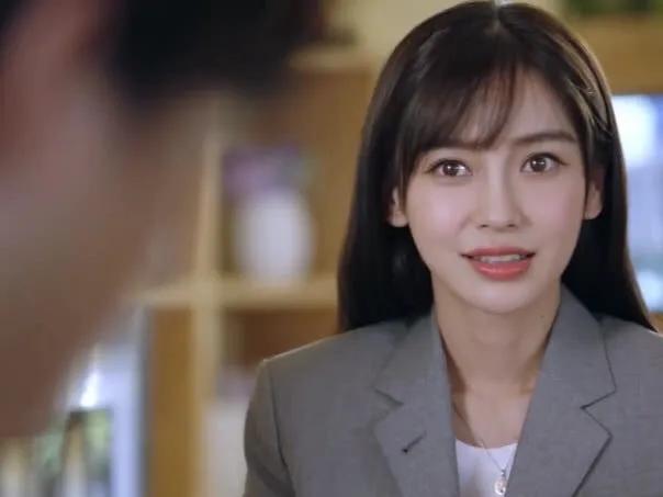 杨颖新戏遭实力吐槽,瞪成斗鸡眼,目光不看搭档,最后还闭眼演习_演技