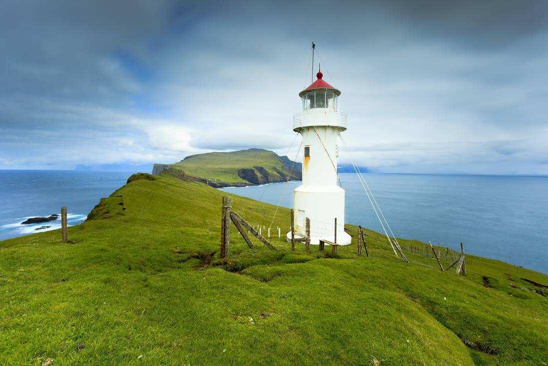 而位于东北部的卡尔斯岛则看上去看"瘦小"很多,连绵不绝的峭壁和洼地