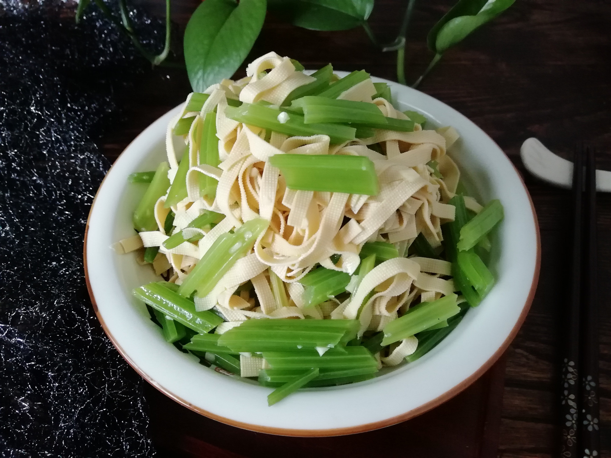 豆皮的夏季做法,和这个食材搭配,简单拌一拌,清淡清香味美_芹菜