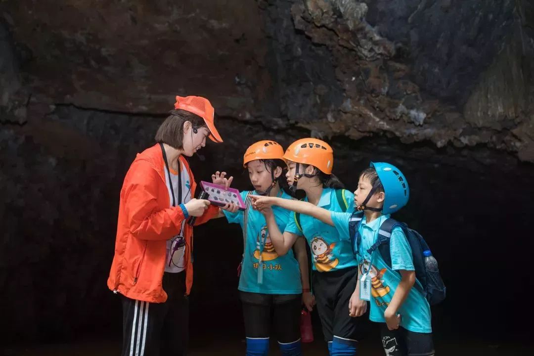 2019夏令营森林探险家探秘溶洞峭壁攀岩溯溪捉野鱼植物解剖捕蝇草培育