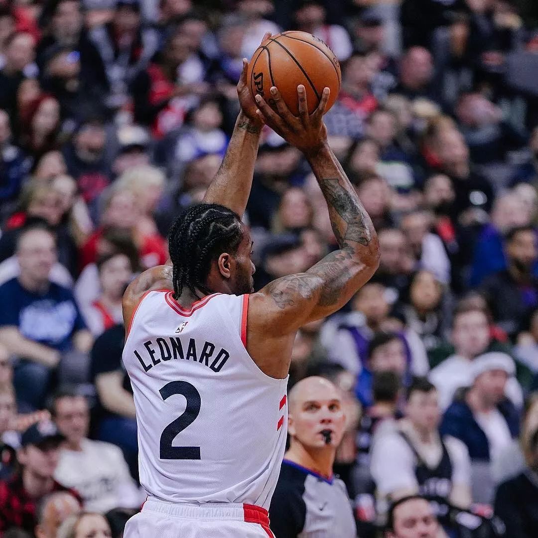 上帝今天穿着2号在打球