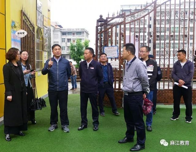 黔东南州发展和改革委员会正县长级干部龙先金到麻江县实验幼儿园调研