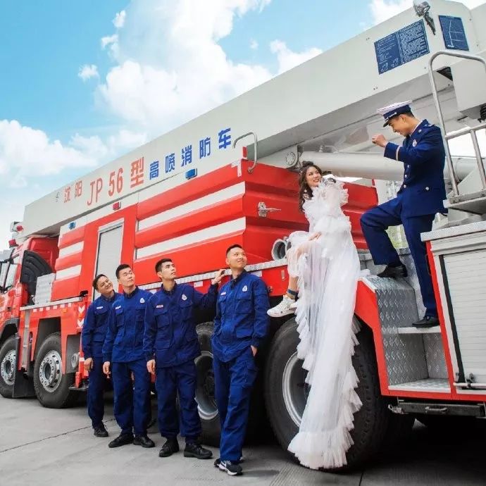 520 | 700名消防员当伴郎,这场迟到的婚礼没有失望!