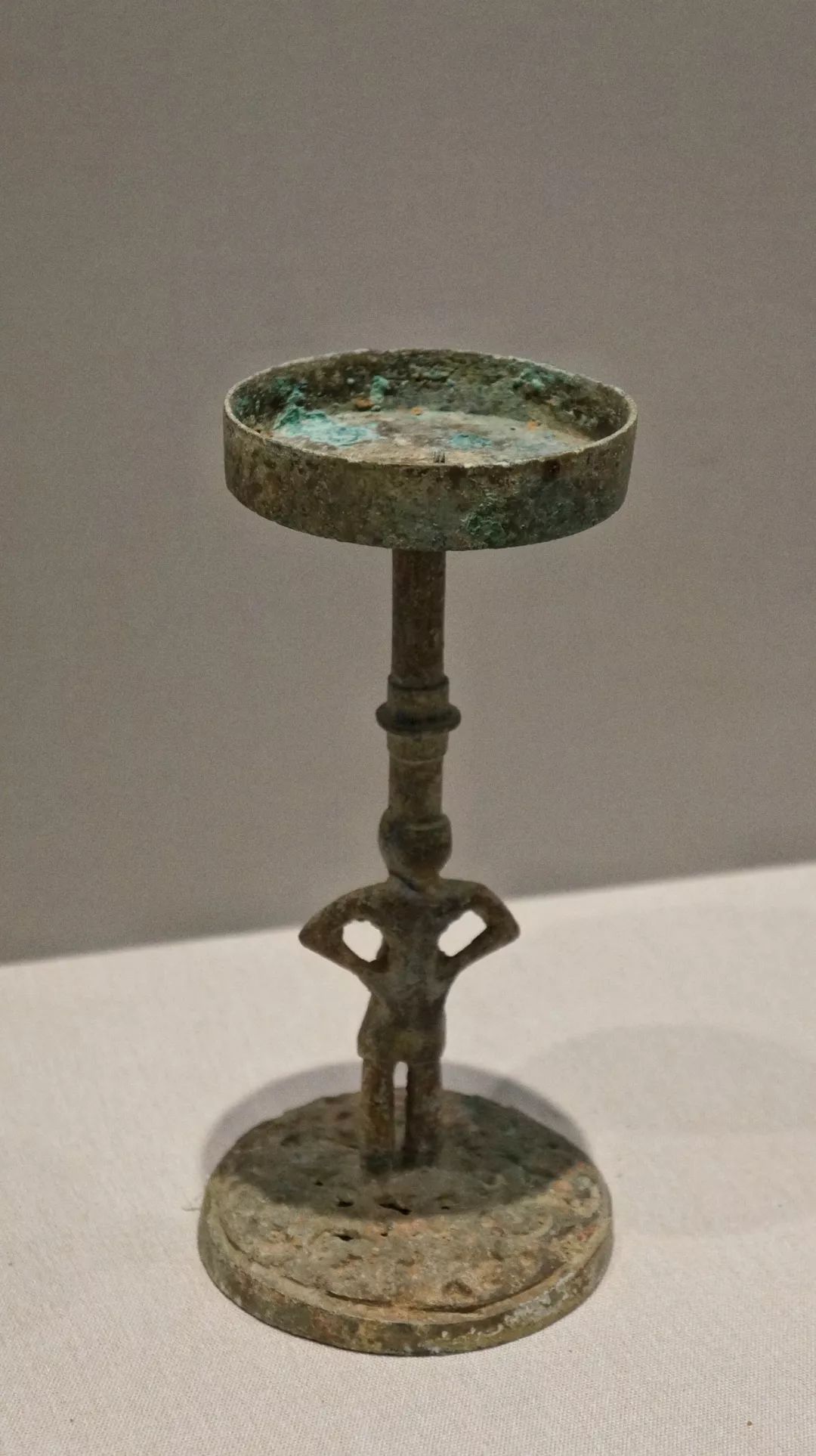 青铜灯在滇文化墓葬中,出土了大量带有动物元素的青铜器等器物,其活泼