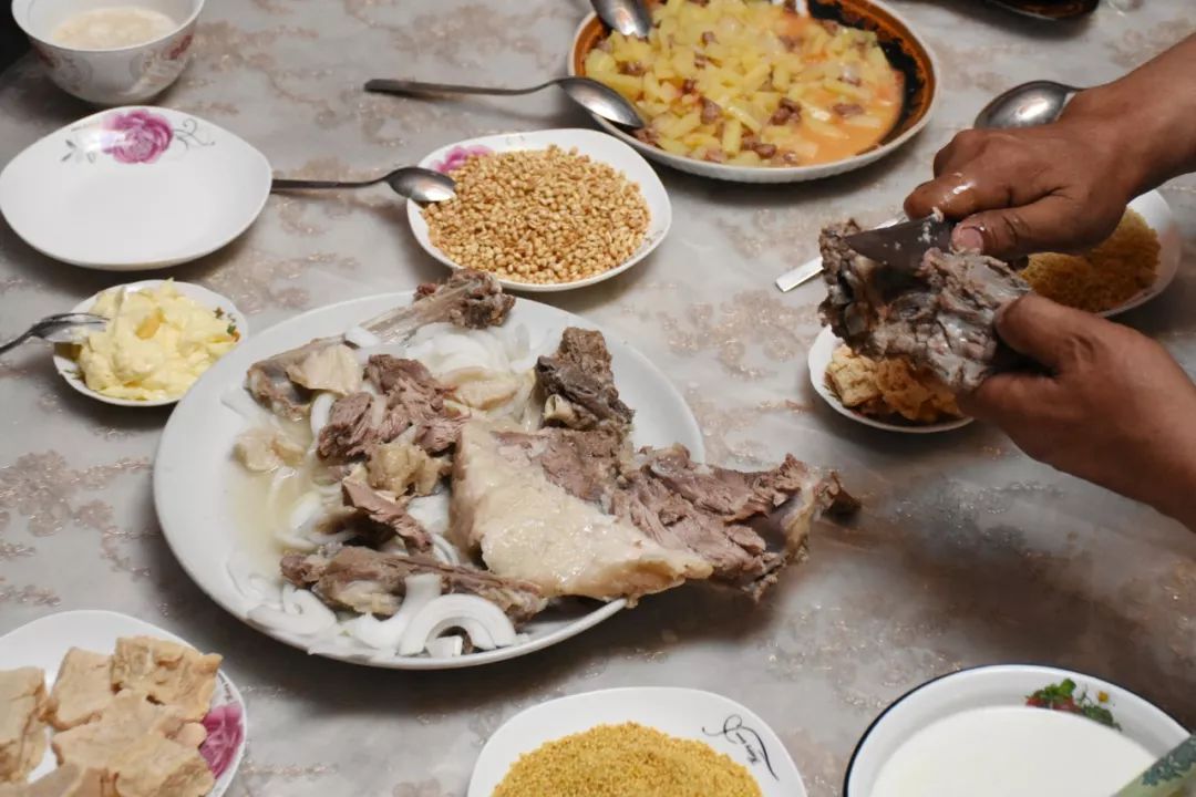 那杯茶,在哈萨克族的毡房里