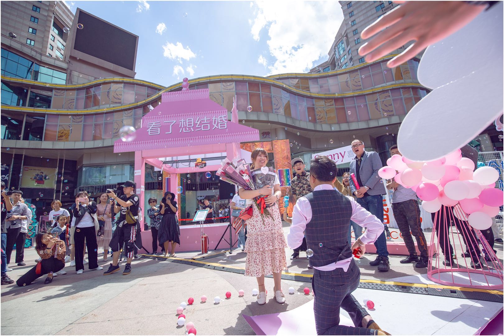 百合婚礼北京秀:90后山西男孩现场双膝下跪向女友求婚