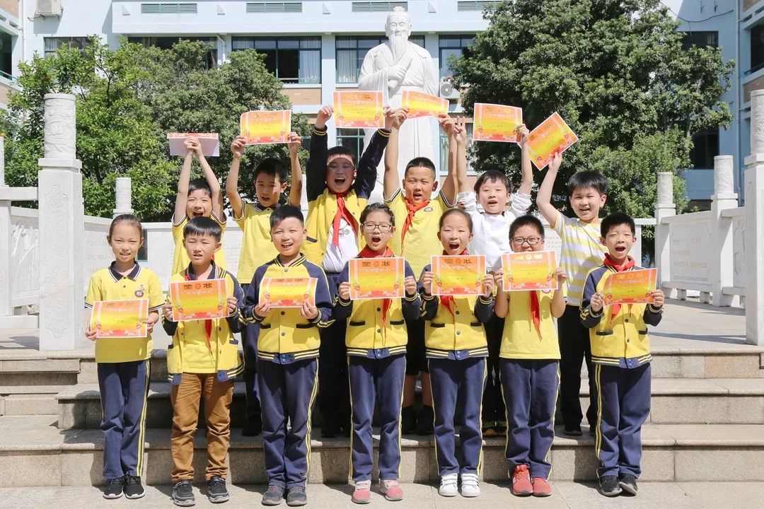 四年级一等奖:祁子萱 骆贝尔 吴越二等奖:王浙宇 周锐铭 沈亮 周子凯