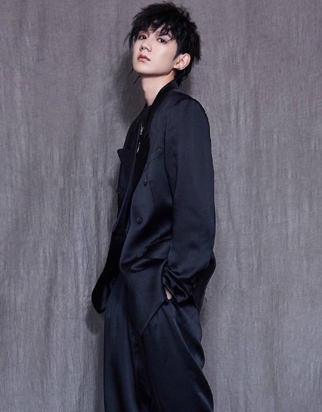 王俊凯的条纹穿搭时尚潮流,王源穿一身黑衣帅气魅惑,成熟有范儿