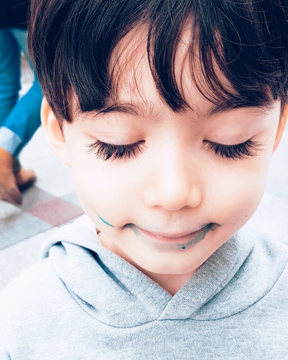 6岁混血"睫毛精"圈粉无数,大批粉丝惊呼:"简直美到令人窒息!