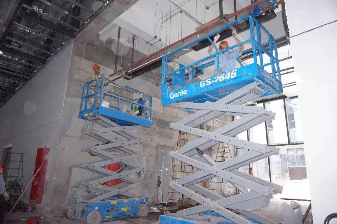 消防设施,空调设备及室内吊顶等安装,此时是吉尼剪型高空作业平台大显
