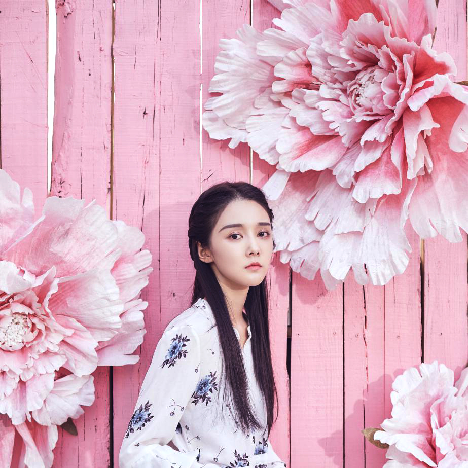 展览开幕式由主办方负责人姜楠主持,她详细的跟大家介绍了此次展览的