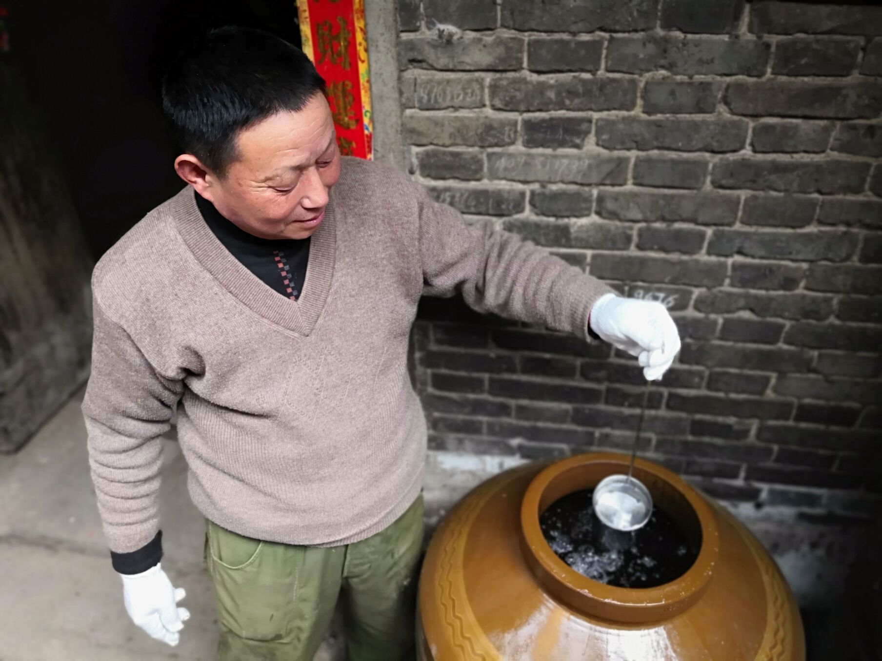 正阳一村民传承古法酿造技艺 做出醇香吊酒_吴太平