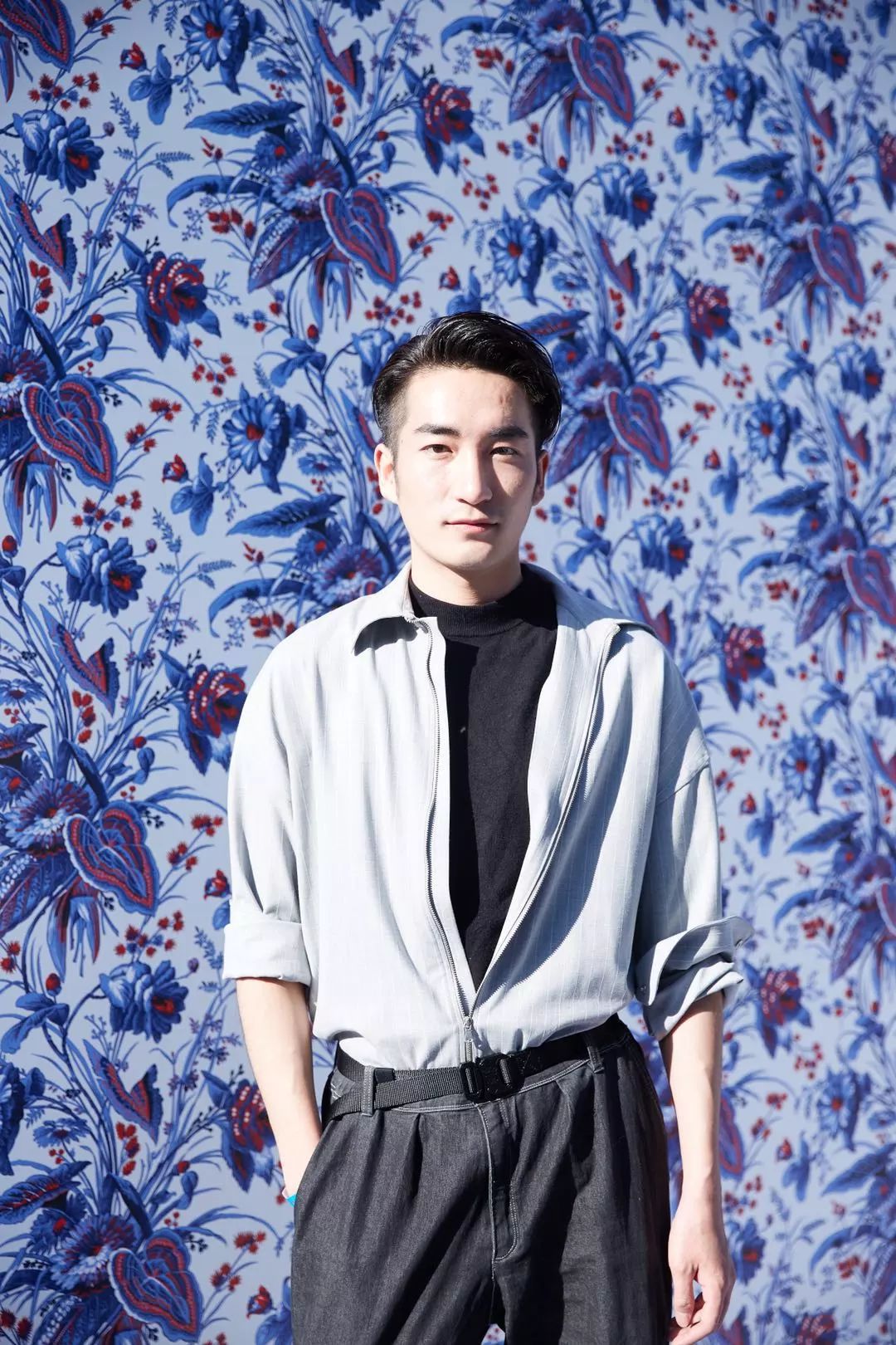 总裁及艺术总监 frankie chan 陈础威先生身穿拼接休闲西装搭配哈伦裤