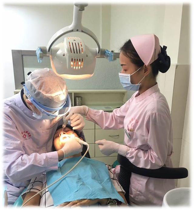 一位护士专职配合一位医生最让她骄傲的就是早早在口腔医院普及的"四