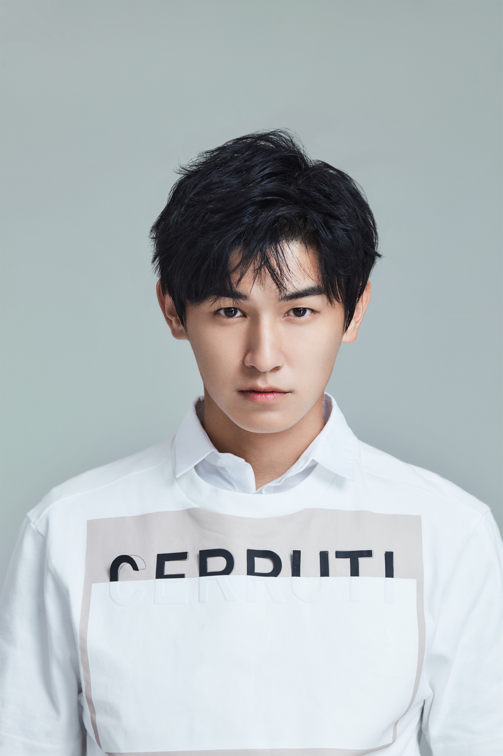 杨旭文白色衬衫阳光帅气 少年感写真个性时尚